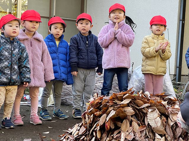 地域交流の一貫で近所のお寺で焼き芋体験｜神田川ほとりに花咲く保育園