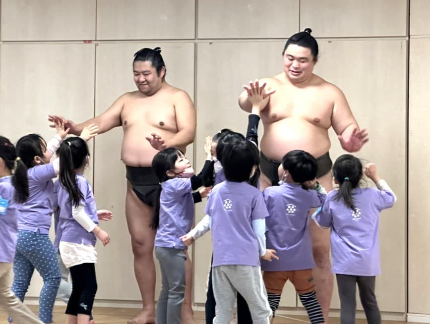 相撲を通して育つ心と挑戦する力　立浪部屋力士と園児たちの交流会｜橋場そらとみどりの保育園大きなおうち