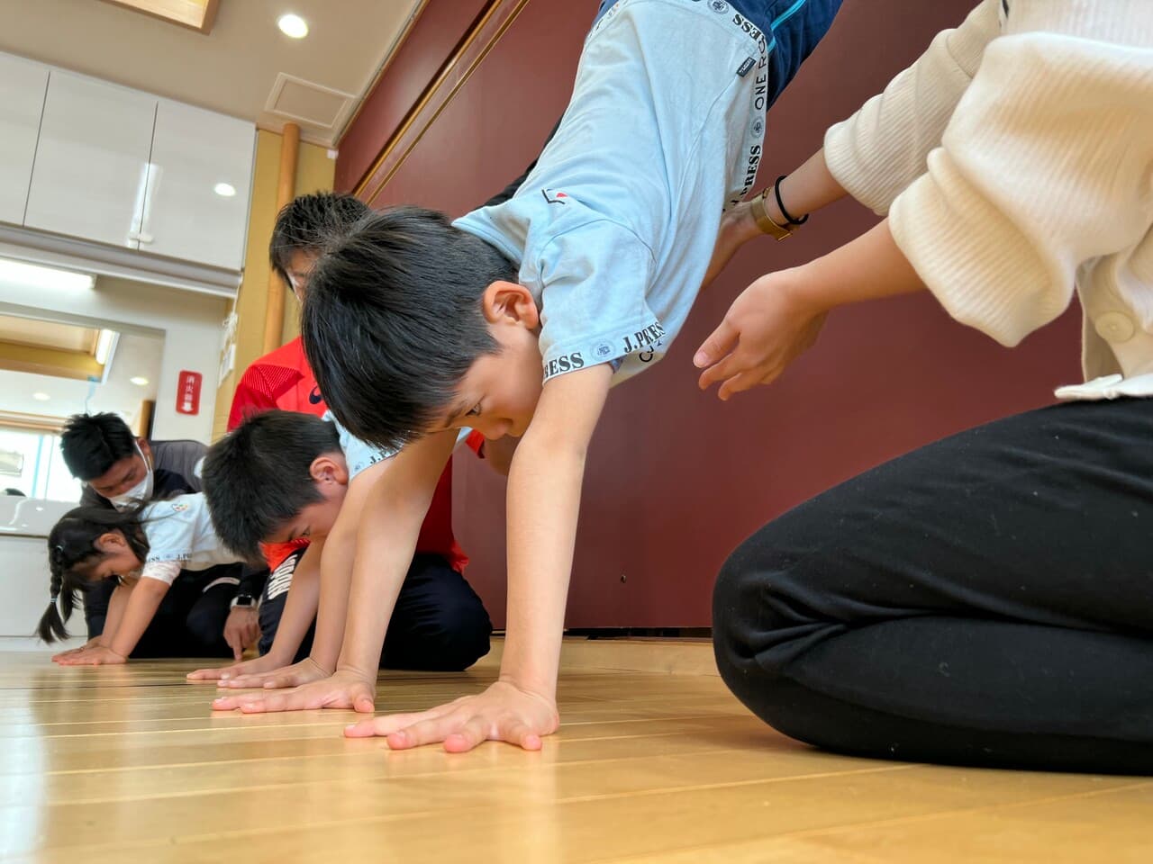 オリンピック選手・亀山耕平選手から本物の体操を学ぶ｜台東区・忍岡こども園