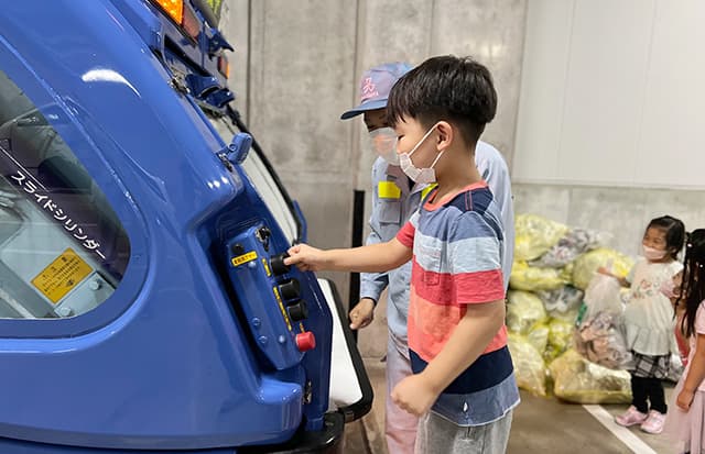 SGDsにつながるリサイクルやゴミ収集車を学ぶイベントを開催｜花房山目黒駅前保育園333