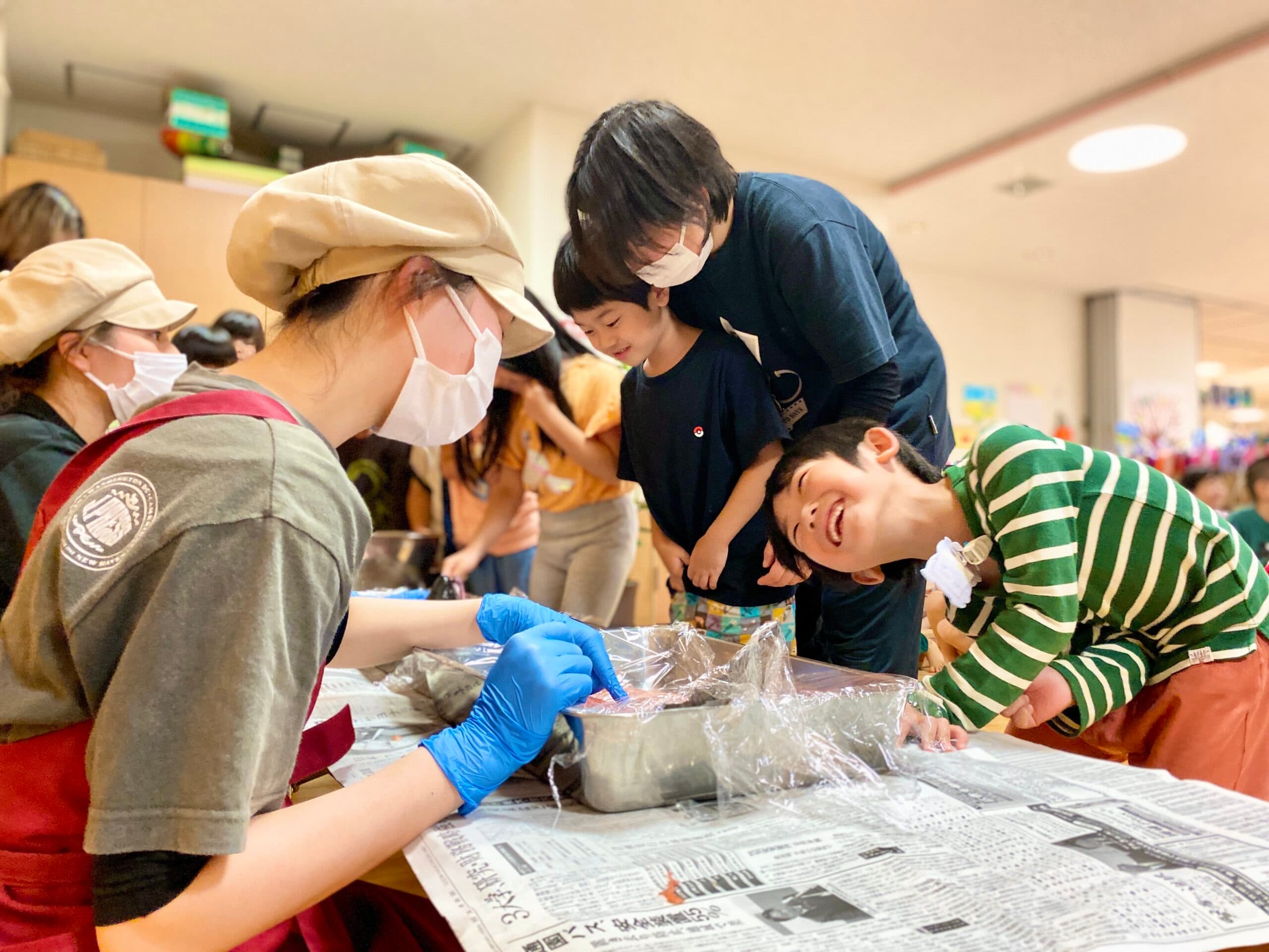 「いただきます」「ごちそうさま」の意味を知る。栄養士による鮭の解体｜亀戸こころ保育園