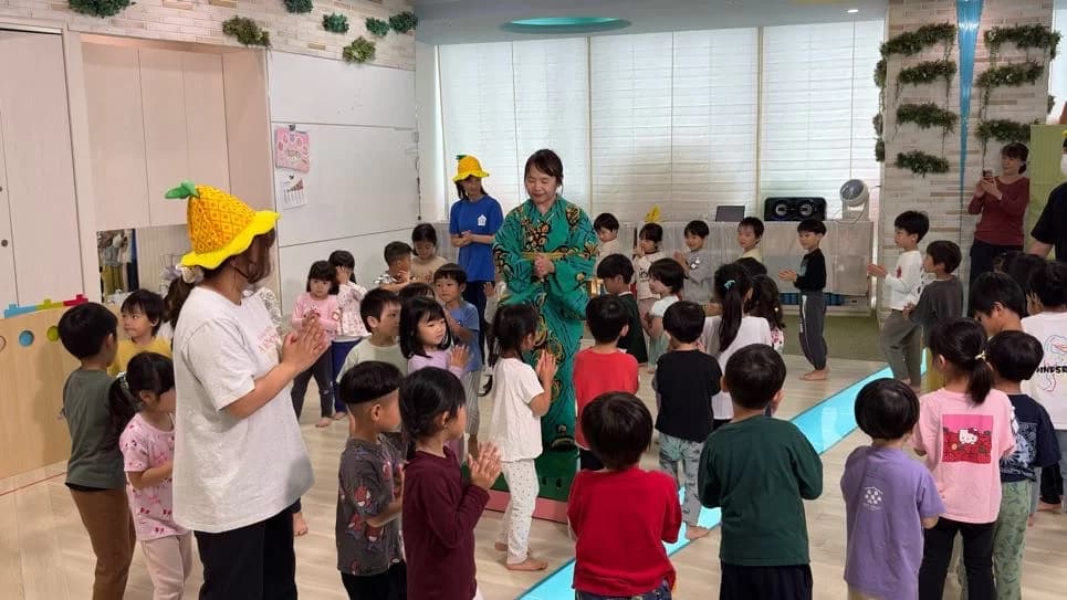 子どもたちの踊りに、作者もびっくり。絵本から広がった出会いの時間